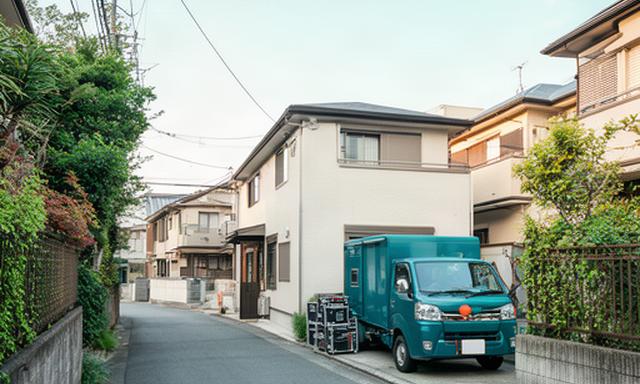 東京都狛江市の住宅街にある制作拠点と機材車の風景